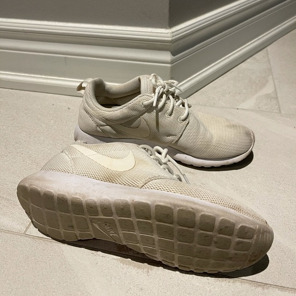 Nike White Roshe’s Training Shoe Women - Picture 4 of 4